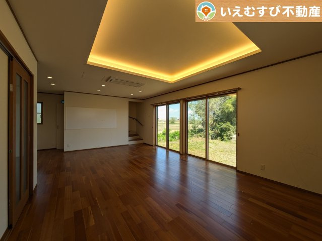 熊谷市上之　中古戸建の居間・リビング|開放感と家族との距離感にこだわったＬＤＫ
開放的な折り上げ天井のリビングで家族みんなでくつろげそうですね♪
