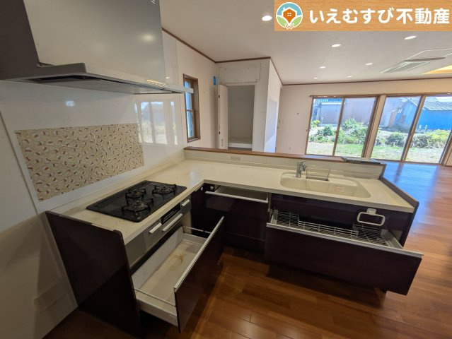 熊谷市上之　中古戸建のキッチン|機能性収納性に溢れるキッチン。
収納もたっぷり付いていてすっきり片付く！毎日楽しくお料理が出来そうです！