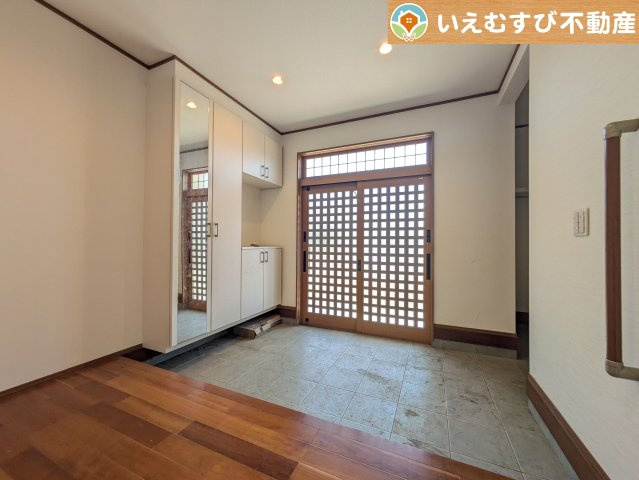 熊谷市上之　中古戸建の玄関|大容量のシューズボックス、便利な土間収納付き
収納力のある土間収納付きなのでベビーカーやお子様の遊び道具なども置いておけます♪