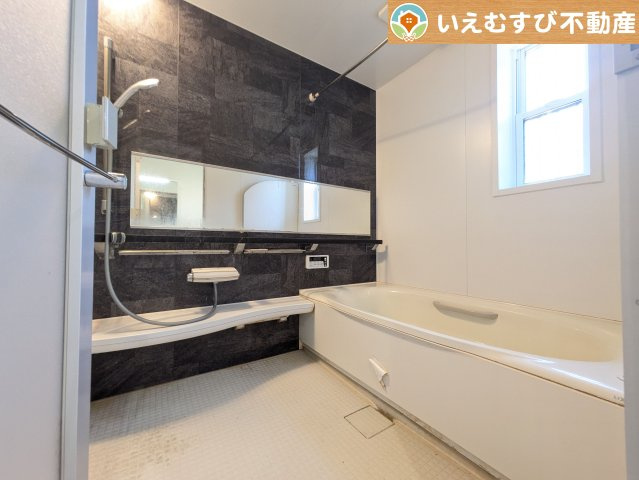 熊谷市上之　中古戸建の浴室|モダンな配色の落ち着いた浴室
ダークトーンの壁面がアクセントになっておしゃれ！窓付きで空気の入れ替えも出来ます！