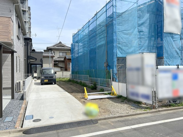 福生市加美平2丁目　土地全4区画の前面道路含む現地写真