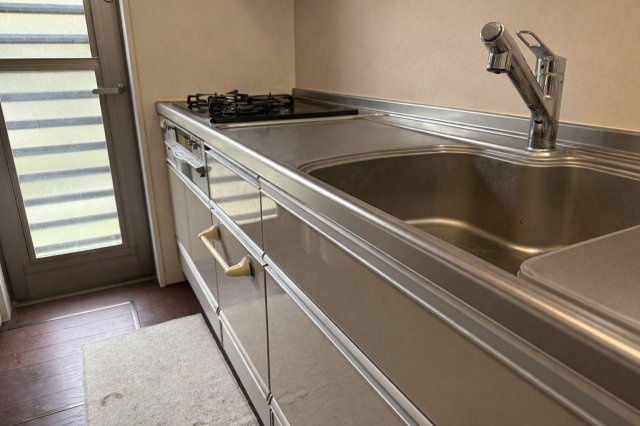 明石市二見町西二見のキッチン|裏庭に通じる勝手口付きで換気ができます。キッチンで出た生ゴミや資源ゴミを裏庭へ仮置きも可能です。