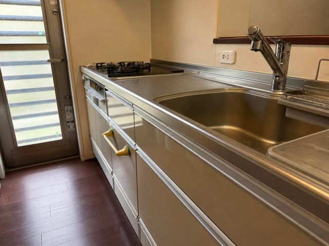 明石市二見町西二見戸建のキッチン|裏庭に通じる勝手口付きで換気ができます。キッチンで出た生ゴミや資源ゴミを裏庭へ仮置きも可能です。