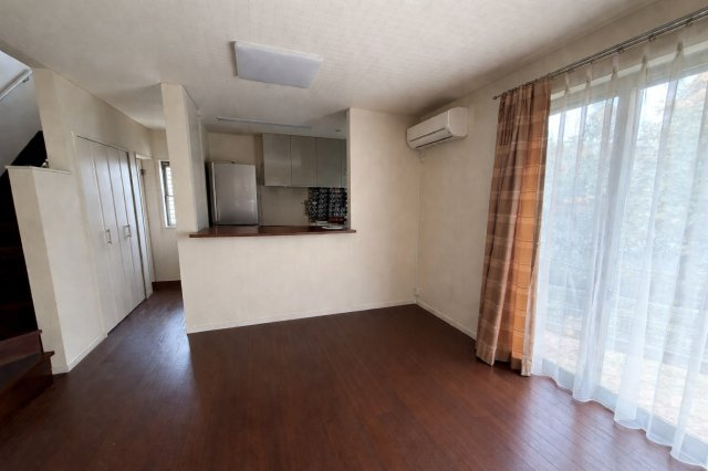 明石市二見町西二見の居間・リビング|約16帖のリビングダイニング。ソファ、ダイニングテーブルを置いても十分な広さがあります。南東側に大きな窓がありリビング全体が明るく過ごしやすいです。２面床暖房有