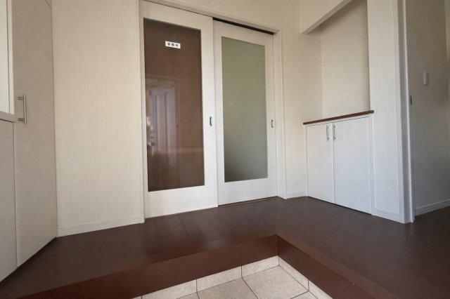 明石市二見町西二見の玄関|玄関のシューズボックスは整理整頓に役立ち、玄関をすっきりとさせる事ができます。