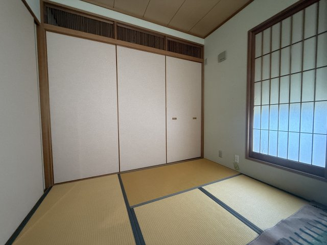 明石市二見町西二見戸建の和室|柔らかい畳は転んでも安心で、冬はこたつを置いて家族団欒の場としても活躍します。