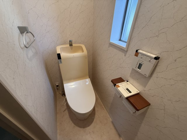 明石市二見町西二見戸建のトイレ|落ち着いた雰囲気のトイレ空間。温水洗浄便座付きのため、年中快適に・衛生的にお使いいただけます。