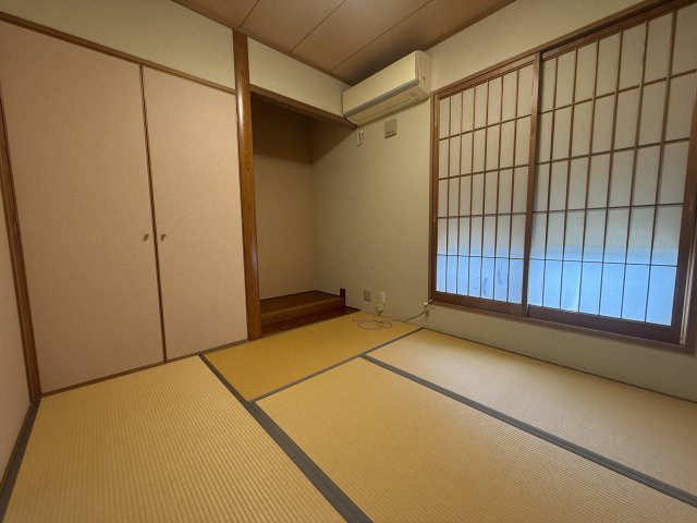明石市二見町西二見戸建の和室|イグサの香りに癒される落ち着いた和室。客間としてはもちろん、小さなお子様の遊び場や、家事の合間の休憩スペースとしても重宝します。