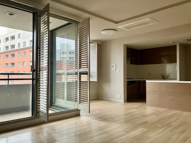 ラ・コルダ弦巻ガーデンコートの居間・リビング|こちらの居間で趣味の時間をお楽しみください