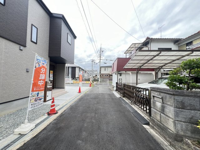 橿原市第1新賀町　全1棟の前面道路含む現地写真