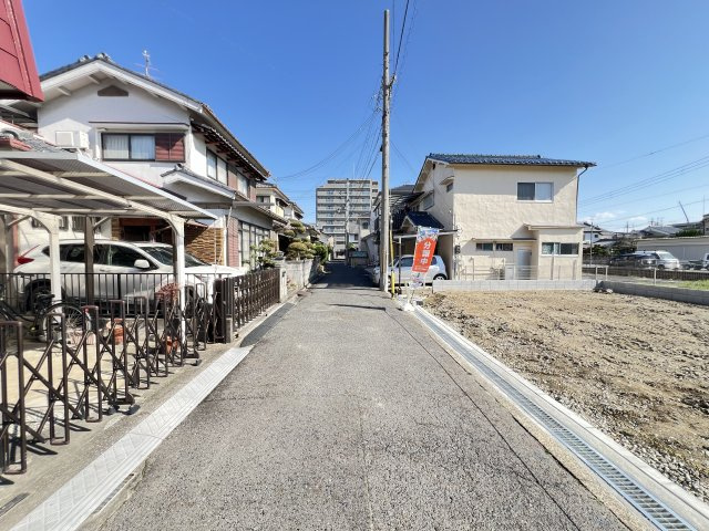 橿原市第1新賀町　全1棟の前面道路含む現地写真