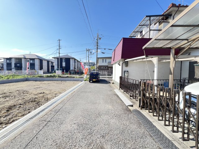 橿原市第1新賀町　全1棟の前面道路含む現地写真