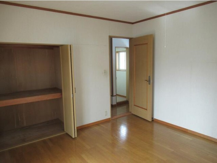 福島市上鳥渡字山王　中古戸建の洋室