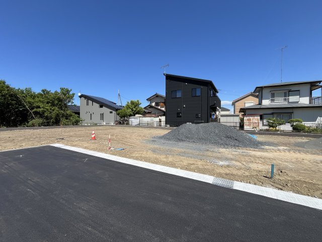 【前面道路含む現地写真】 | 【栃木市大宮町第１期　現地外観】
※令和８年5月時点