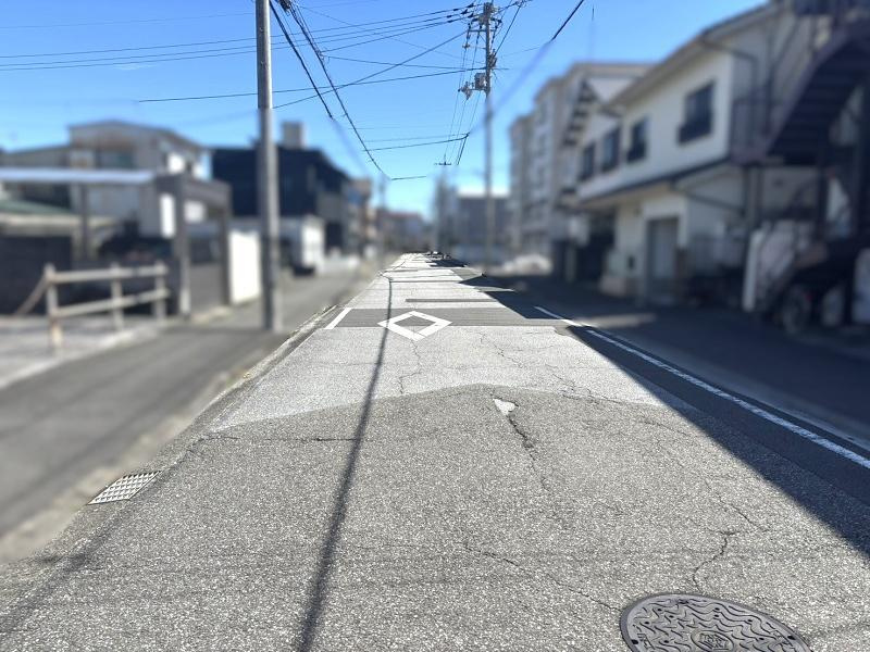 高知市潮新町1丁目　中古戸建ての前面道路含む現地写真