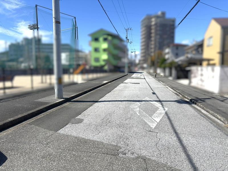 高知市潮新町1丁目　中古戸建ての前面道路含む現地写真