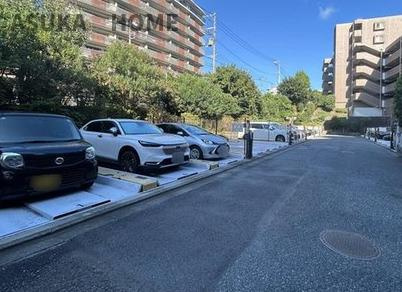 ファミ―ルヒルズ戸塚の駐車場|敷地内駐車場の様子です。