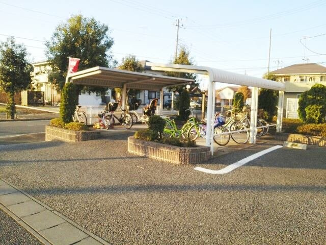 プルミエール・クラスⅢＢのその他共用部分|屋根付きの駐輪場があります。