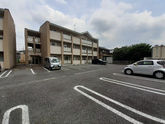 プルミエール・クラスⅢＢの駐車場|車をお持ちの方に嬉しい駐車場付きの物件です
