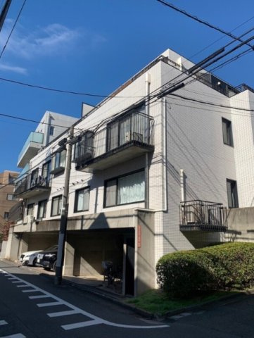 ロードホームズ荻窪の駐車場