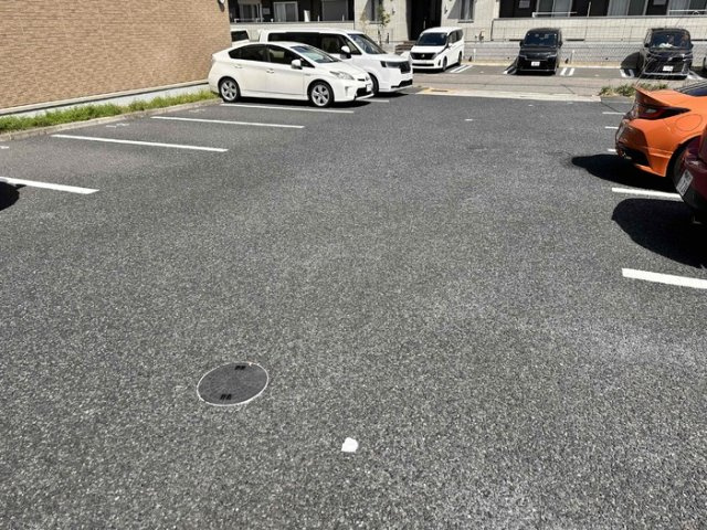 グランディール　Ｊの駐車場|駐車場があるので、車を買う予定の方も安心です