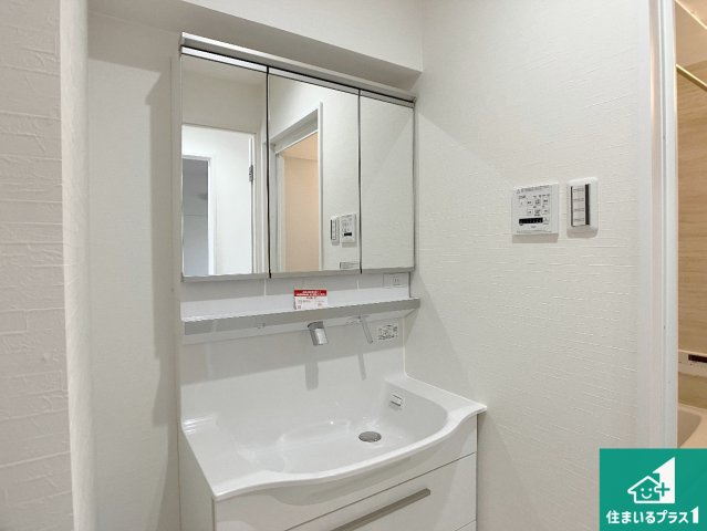 メゾン舞子ショアーの独立洗面台|清潔感のある洗面台です。フラットな鏡は掃除がしやすく毎日清潔！鏡裏には収納があるのでスッキリとした洗面台が保てます。