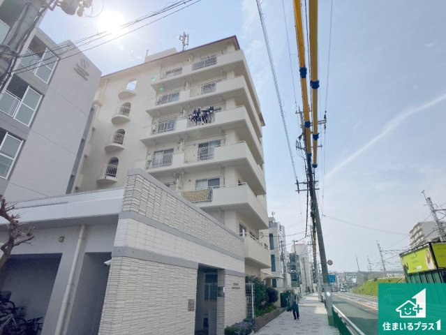 メゾン舞子ショアーの外観|周辺は閑静な住宅街！前面道路広々で車の出し入れも便利です。駐車が苦手な方でも安心して車庫入れできます！