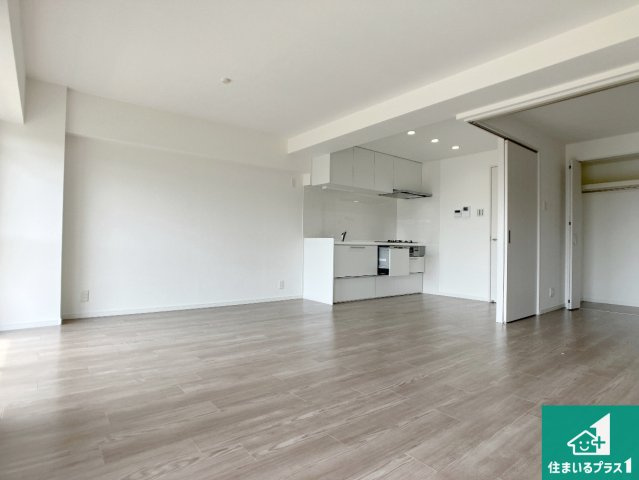 メゾン舞子ショアーの居間・リビング|日当たり良好の明るいリビングで朝の目覚めもスッキリできそう！小さなお子様が遊ぶスペースを作っても広々とくつろげるLDK！