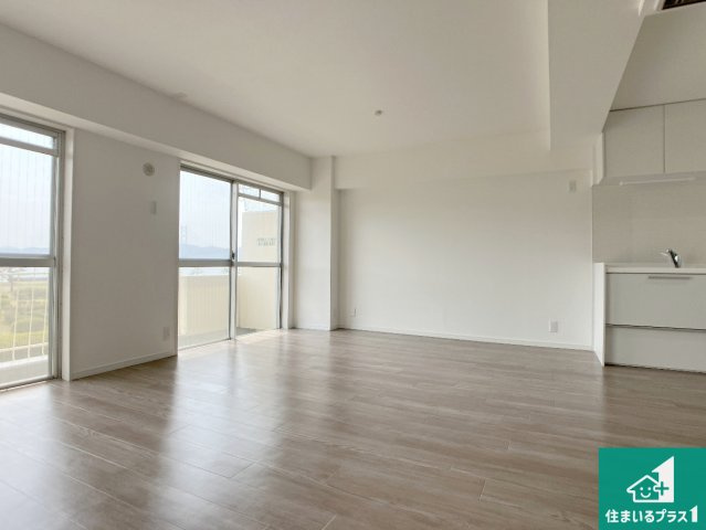 メゾン舞子ショアーの居間・リビング|シンプルなリビングは、観葉植物等のインテリアを楽しめますね！パパ好みにも、ママ好みにも家具次第で雰囲気を変えることができます！