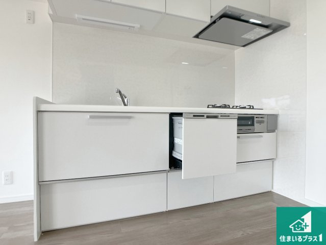 メゾン舞子ショアーのキッチン|明るいリビングで朝の目覚めもスッキリできそう！小さなお子様が遊ぶスペースを作っても広々とくつろげるLDK！