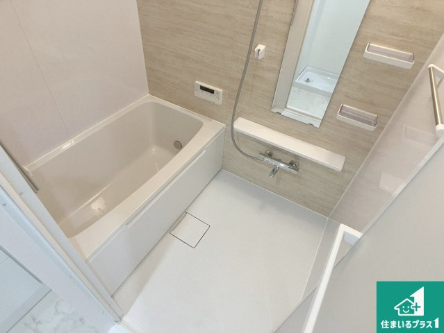 メゾン舞子ショアーの浴室|足をゆったり伸ばして寛げる浴槽です。窓が設けられていますので差し込む光が明るく穏やかな雰囲気にしてくれます♪浴室乾燥機も設置しているので、雨の日の洗濯物も安心です♪