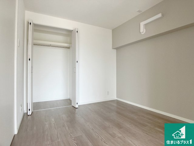 メゾン舞子ショアーの洋室|寝室は心地よい眠りについてもらいたくて、シンプルかつ開放的な空間な設計にしています！大きな窓から差し込む日が心地いいです♪