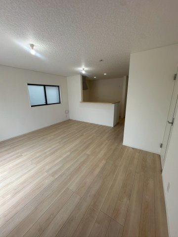 クレイドルガーデン宜野湾市上原 第２・２号棟の居間・リビング|二面採光で明るくゆったりとしたLDK16.7帖／対面式キッチン