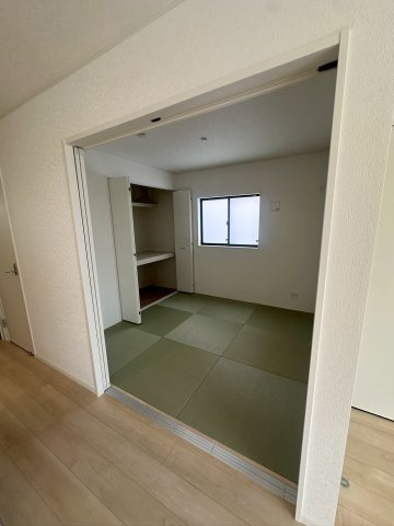 クレイドルガーデン宜野湾市上原 第２・２号棟の和室|リビングから目が届くので安心！遊び場やお昼寝スペースとしても活躍する畳の部屋4.5帖
