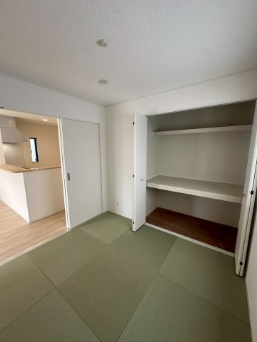 クレイドルガーデン宜野湾市上原 第２・２号棟の和室|風情ある空間・洋風和室4.5帖には、大容量の押し入れ収納付き