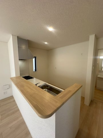 クレイドルガーデン宜野湾市上原 第２・２号棟のキッチン|コミュニケーションが取りやすいカウンターキッチン