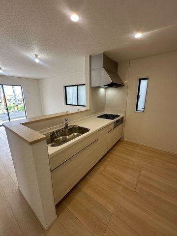 クレイドルガーデン宜野湾市上原 第２・２号棟のキッチン|会話の弾む対面式のシステムキッチン・換気窓＆床下収納付き
