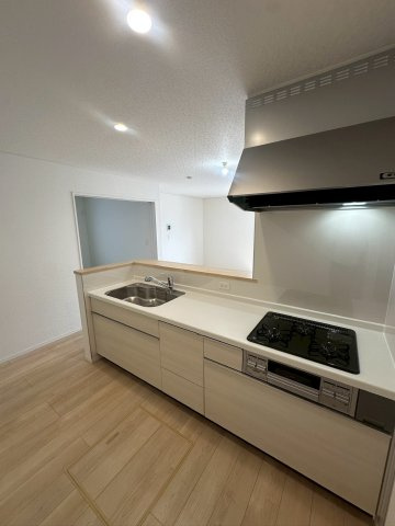 クレイドルガーデン宜野湾市上原 第２・２号棟のキッチン|レンジフード＆ガスコンロ３口＆作業台＆シンク