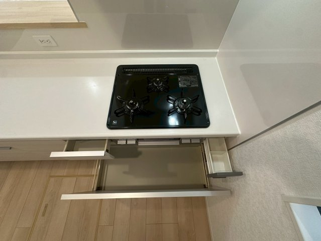 クレイドルガーデン宜野湾市上原 第２・２号棟のキッチン|ガスコンロ３口＆備え付け収納