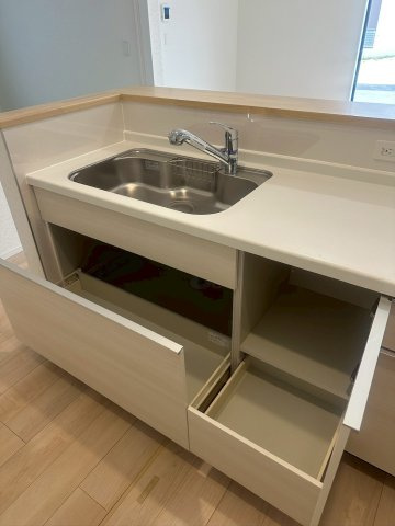 クレイドルガーデン宜野湾市上原 第２・２号棟のキッチン|システムキッチンに豊富な収納付きで、調理器具や食材もすっきり整理できます✨