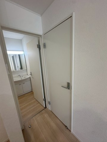 クレイドルガーデン宜野湾市上原 第２・２号棟の独立洗面台|独立洗面室の入口