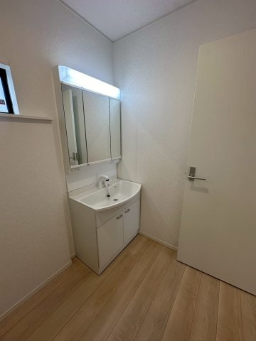 クレイドルガーデン宜野湾市上原 第２・２号棟の独立洗面台|ハンドシャワー付き洗面化粧台＆洗濯機置場／洗面室に窓