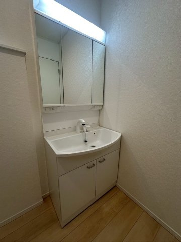 クレイドルガーデン宜野湾市上原 第２・２号棟の独立洗面台|ハンドシャワー付き洗面化粧台＆洗濯機置場／洗面室に窓