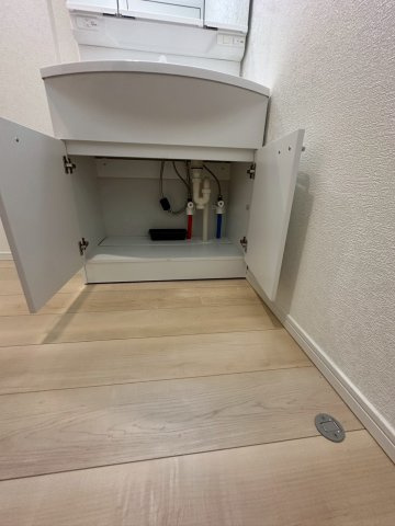 クレイドルガーデン宜野湾市上原 第２・２号棟の独立洗面台|洗面化粧台下のパイプ＆収納スペース