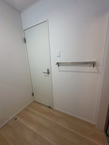 クレイドルガーデン宜野湾市上原 第２・２号棟の独立洗面台|洗面室にタオルバー付きで、収納スペースも確保された使いやすい空間