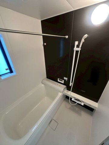 クレイドルガーデン宜野湾市上原 第２・２号棟の浴室|換気暖房乾燥機付きユニットバスで、物干し竿も備えた快適な浴室／浴室窓付き
