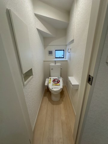 クレイドルガーデン宜野湾市上原 第２・２号棟のトイレ|１階トイレ・換気窓＆便利な収納棚付き＆温水洗浄便座