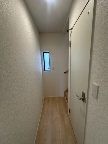 クレイドルガーデン宜野湾市上原 第２・２号棟の内装|１階トイレ扉横に階段