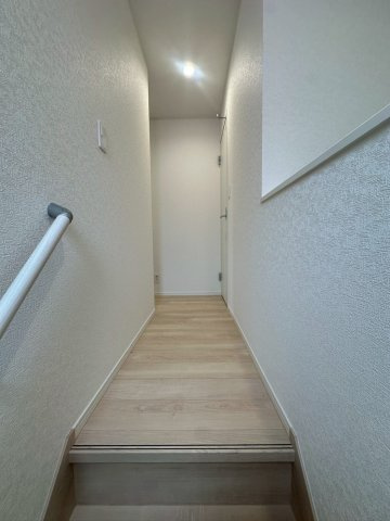 クレイドルガーデン宜野湾市上原 第２・２号棟の内装|手すり付き階段から２階廊下へ