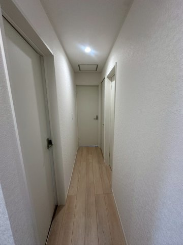 クレイドルガーデン宜野湾市上原 第２・２号棟の内装|２階廊下には便利なクローゼット収納付き